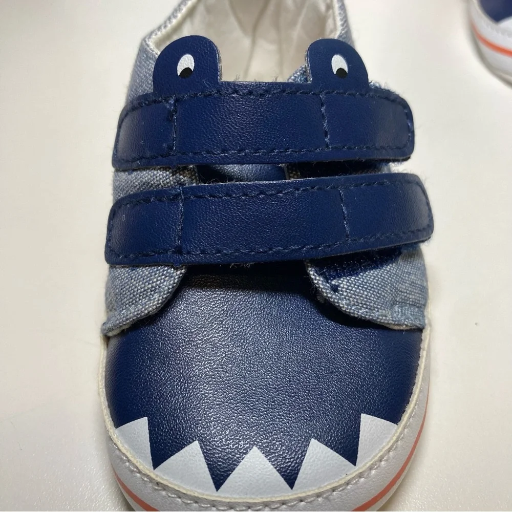 🌺 Carter's Baby Infant Boy's Size 6-9 M Blue Shark Eyes Teeth